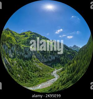 Der beeindruckende Lech Canyon zwischen Lech und Warth von oben Stockfoto