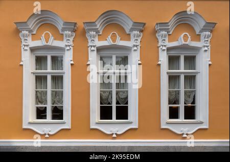 Drei Fenster in einer Reihe an der Fassade des historischen Stadtgebäudes Vorderansicht Stockfoto