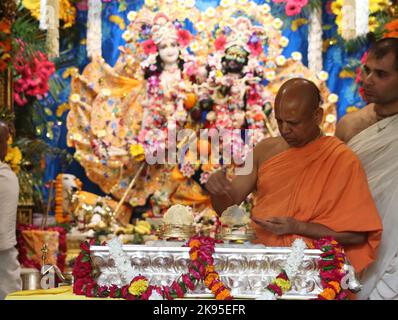 Vrindavan, Uttar Pradesh, Indien. 26. Oktober 2022. Anhänger des ISKCON-Tempels, die am glückverheißenden Tag von Goverdhan Puja, am Tag nach dem Diwali-Fest in Vrindavan, Gebete darbringen. Govardhan Puja, eines der größten Feste im Monat Kartik, das auf Shukla Paksha Pratipad beobachtet wird, wird mit großem Jubel in Shri Krishna Balaram mandir in Shridham Vrindavan gefeiert. Am Morgen an diesem glückverheißenden Tag werden die Utsav Vigraha von Krishna Balaram nach Goshala gebracht, wo die Kühe mit großem Respekt verehrt werden. Als die ewigen Diener Shri Krishnas, der ein Kuhhirtenjunge ist, widmen sich alle Stockfoto