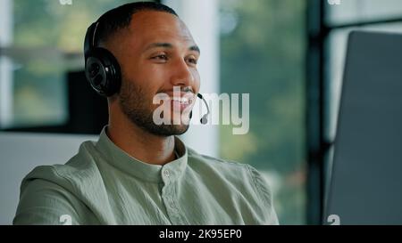 African 30s Latina Business man Online-Lehrer im Gespräch mit Webcam Konferenz Videoanruf am Tisch im Büro männlich Trainer helfen Linie Agent Betreiber sprechen Stockfoto