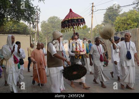 Vrindavan, Uttar Pradesh, Indien. 26. Oktober 2022. Anhänger des ISKCON-Tempels, die am glückverheißenden Tag von Goverdhan Puja, am Tag nach dem Diwali-Fest in Vrindavan, Gebete darbringen. Govardhan Puja, eines der größten Feste im Monat Kartik, das auf Shukla Paksha Pratipad beobachtet wird, wird mit großem Jubel in Shri Krishna Balaram mandir in Shridham Vrindavan gefeiert. Am Morgen an diesem glückverheißenden Tag werden die Utsav Vigraha von Krishna Balaram nach Goshala gebracht, wo die Kühe mit großem Respekt verehrt werden. Als die ewigen Diener Shri Krishnas, der ein Kuhhirtenjunge ist, widmen sich alle Stockfoto