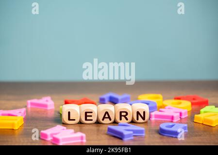 Lernen Sie Wortwürfel mit Englisch Alphabet Hintergrund, Englisch Sprache Lernkonzept. Stockfoto