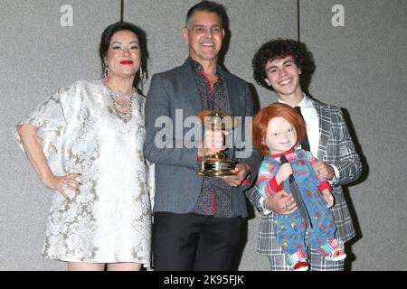 LOS ANGELES - Okt 25: Jennifer Tilly, Don Mancini, Chucky, Zackary Arthur bei den Saturn Awards 50. - Presseraum im Marriott Convention Center am 25. Oktober 2022 in Burbank, CA (Foto: Katrina Jordan/Sipa USA) Stockfoto