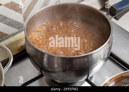 Linsen in der Schüssel auf dem Herd Stockfoto