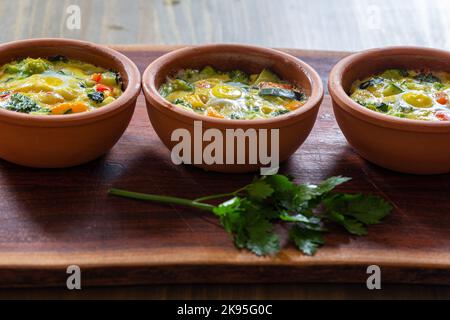 Gemischtes Gemüse mit Wachteleiern Rezept Stockfoto
