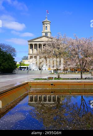 NASHVILLE, TN -1 APR 2022- Blick auf das Tennessee State Capitol Gebäude in Nashville, der Hauptstadt von Tennessee. Es ist auch der Sitz des Büros Stockfoto