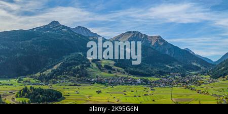 Luftaufnahme zur Tiroler Zugspitz Arena rund um Ehrwald und Lermoos in Österreich Stockfoto