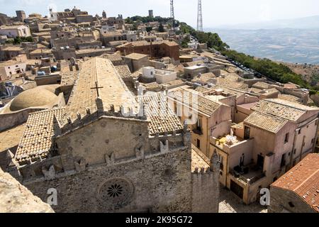 Italien, Sizilien, Erice. Chiesa Madre. Eine der vielen Kirchen in dieser Hügelstadt auf 800 Metern. Von der Spitze des Torre di re Federico aus gesehen. Stockfoto