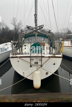 Nahaufnahme der Rückansicht eines Segelbootes, das in seinem Bootsrutsche festgebunden ist. Stockfoto