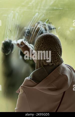 Frau trägt Schleier vor Tiger Zimmer, Konzept der Stärke der Frauen Stockfoto