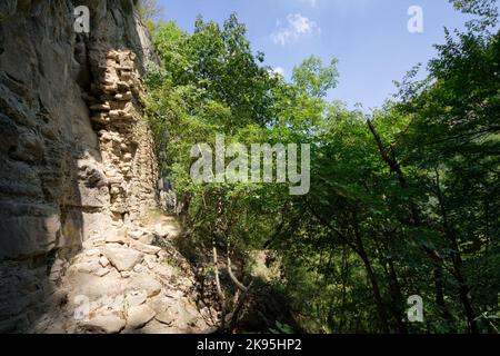 Überreste der eingefallenen Kirche St. Michaels in der Nähe der Höhle, in der die Tradition besagt, dass St. Columban gestorben ist - Coli in der Nähe von Bobbio, Piacenza, Italien Stockfoto