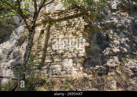 Überreste der eingefallenen Kirche St. Michaels in der Nähe der Höhle, in der die Tradition besagt, dass St. Columban gestorben ist - Coli in der Nähe von Bobbio, Piacenza, Italien Stockfoto