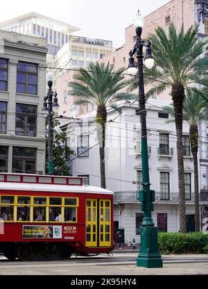 Rotes Straßenauto auf der Canal Street in New Orleans Stockfoto