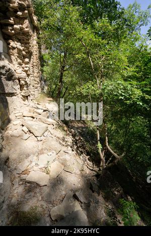 Überreste der eingefallenen Kirche St. Michaels in der Nähe der Höhle, in der die Tradition besagt, dass St. Columban gestorben ist - Coli in der Nähe von Bobbio, Piacenza, Italien Stockfoto