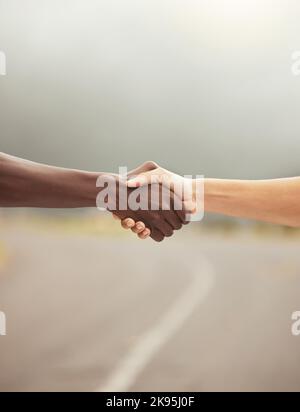 Handschlag, Erfolg und Hände mit Vielfalt, Unterstützung und Teamarbeit auf der Straße. Hand zusammen von Freunden, Arbeitern oder Menschen zeigen Stockfoto