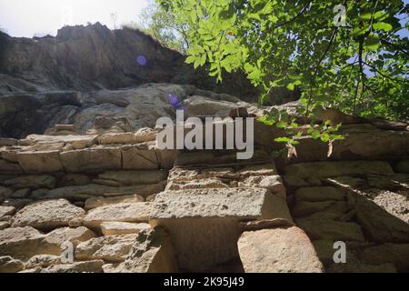 Überreste der eingefallenen St. Michaels Kirche in der Nähe der Höhle, in der die Tradition besagt, dass der Heilige Kolumbanus gestorben ist - Kolibakterien in der Nähe von Bobbio, Piacenza, Italien Stockfoto