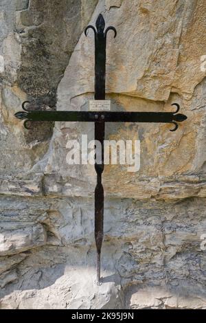 Ein Kreuz in der Nähe der St. Michaels Höhle, der Höhle, in der die Tradition besagt, dass St. Columban gestorben ist - Coli in der Nähe von Bobbio, Piacenza, Italien Stockfoto