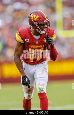 Sonntag, 23. Oktober 2022; Landover, MD, USA; der Washington Commanders Wide Receiver Terry McLaurin (17) steht vor dem Snap während eines NFL Game ag an Stockfoto