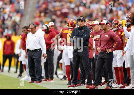 Sonntag, 23. Oktober 2022; Landover, MD, USA; Washington Commanders Head Coach Ron Rivera am Rande während eines NFL-Spiels gegen den Green Bay Pac Stockfoto