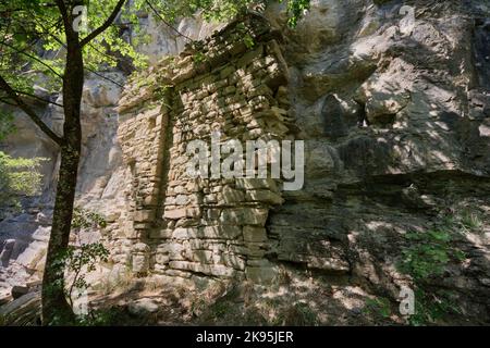 Überreste der eingefallenen Kirche St. Michaels in der Nähe der Höhle, in der die Tradition besagt, dass St. Columban gestorben ist - Coli in der Nähe von Bobbio, Piacenza, Italien Stockfoto