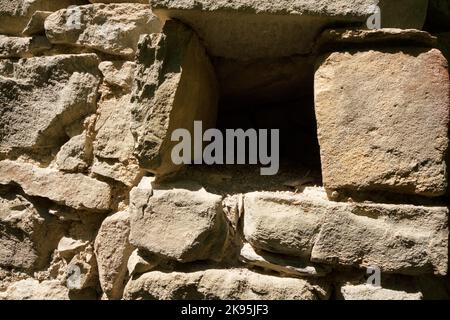 Überreste der eingefallenen Kirche St. Michaels in der Nähe der Höhle, in der die Tradition besagt, dass St. Columban gestorben ist - Coli in der Nähe von Bobbio, Piacenza, Italien Stockfoto