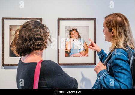 London, Großbritannien. 26. Oktober 2022. Erin Springer, The Capri Sun Princess - Taylor Wessing Photographic Portrait Prize 2022 der National Portrait Gallery am Cromwell Place. Die Ausstellung läuft vom 27. Oktober bis zum 18. Dezember 2022. Kredit: Guy Bell/Alamy Live Nachrichten Stockfoto