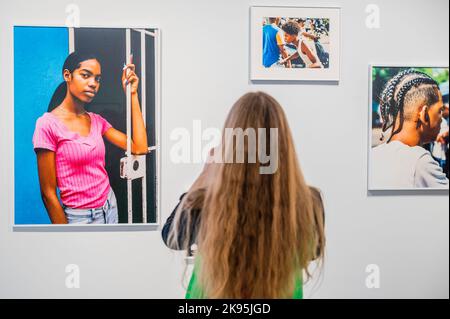 London, Großbritannien. 26. Oktober 2022. National Portrait Works von Jeano Edwards in der Focus-Sektion, die ein neues Werk ist, aber nicht Teil des Wettbewerbs ist - Taylor Wessing Photographic Portrait Prize 2022 der Galerie am Cromwell Place. Die Ausstellung läuft vom 27. Oktober bis zum 18. Dezember 2022. Kredit: Guy Bell/Alamy Live Nachrichten Stockfoto