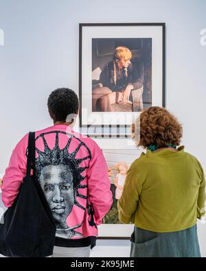 London, Großbritannien. 26. Oktober 2022. Max Miechowski, Blaise und andere Werke - Taylor Wessing Photographic Portrait Prize 2022 der National Portrait Gallery am Cromwell Place. Die Ausstellung läuft vom 27. Oktober bis zum 18. Dezember 2022. Kredit: Guy Bell/Alamy Live Nachrichten Stockfoto