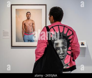 London, Großbritannien. 26. Oktober 2022. Cian Oba-Smith, Rajai - Taylor Wessing Photographic Portrait Prize 2022 der National Portrait Gallery am Cromwell Place. Die Ausstellung läuft vom 27. Oktober bis zum 18. Dezember 2022. Kredit: Guy Bell/Alamy Live Nachrichten Stockfoto