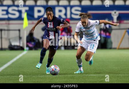 PARIS, Frankreich. , . #11 Guro Reiten of Chelsea FC gegen 12 Ashley Lawrence von PSG während des UEFA Women's Champions League 2022/2023-Spiels zwischen PSG Paris Saint-German und FC Chelsea im Stade Jean Bouin Fußballstadion am 20. Oktober 2022, in Paris, Frankreich Kredit: SPP Sport Pressefoto. /Alamy Live News Stockfoto