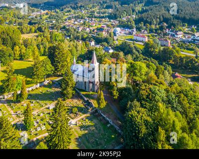 Ländliche katholische Kirche von oben Stockfoto