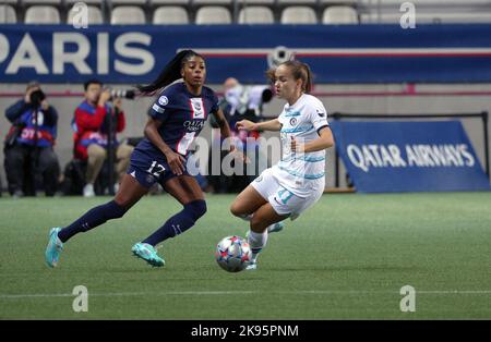 PARIS, Frankreich. , . 11 Guro Reiten of Chelsea FC gegen 12 Ashley Lawrence von PSG während des UEFA Women's Champions League 2022/2023-Spiels zwischen PSG Paris Saint-German und FC Chelsea im Stade Jean Bouin Fußballstadion am 20. Oktober 2022, in Paris, Frankreich Kredit: SPP Sport Pressefoto. /Alamy Live News Stockfoto