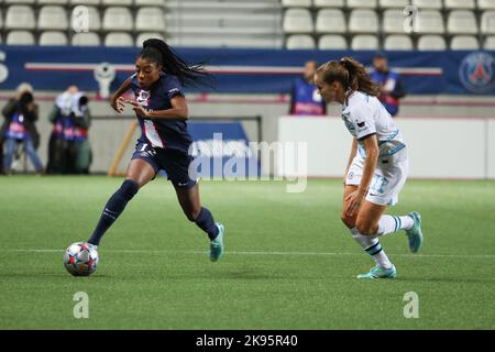 PARIS, Frankreich. , . 11 Guro Reiten of Chelsea FC gegen 12 Ashley Lawrence von PSG während des UEFA Women's Champions League 2022/2023-Spiels zwischen PSG Paris Saint-German und FC Chelsea im Stade Jean Bouin Fußballstadion am 20. Oktober 2022, in Paris, Frankreich Kredit: SPP Sport Pressefoto. /Alamy Live News Stockfoto