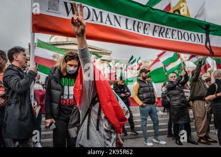 Woman Life Freedom, der iranische Protest auf dem Londoner Trafalgar Square. Stockfoto