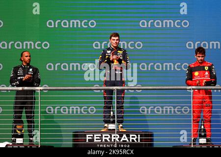 AUSTIN, TEXAS, USA AUF 23. OKTOBER 2022; PODIUM mit Rennsieger #1, Max VERSTAPPEN, NDL, Oracle Red Bull Racing, Vizemeister #44, Lewis HAMILTON, GBR, Mercedes AMG F1 Team und 3. platzierten #16, Charles LECLERC, MCO, Team Scuderia Ferrari beim Grand Prix F1 in Austin, TEXAS, USA 2022, Rundkurs Amerika, US F1 GP, Formel 1, Formel 1 - Formel 1 Grand Prix am 23. Oktober in Austin Texas - gebührenpflichtig Bild - Bildnachweis: © Irwen SONG/ATP images Bildnachweis: SPP Sport Press Foto. /Alamy Live News Stockfoto