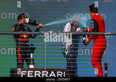 AUSTIN, TEXAS, USA AUF 23. OKTOBER 2022; PODIUM mit Rennsieger #1, Max VERSTAPPEN, NDL, Oracle Red Bull Racing, 3. Platzierungen #16, Charles LECLERC, MCO, Team Scuderia Ferrari und Dr. Helmut Marko werden zum Chamagner Shower während des Grand Prix F1 in Austin, TEXAS, USA 2022, Circuit of the Americas, US F1 GP, Formel 1, Formule 1 - Formel-1-Grand-Prix am 23. Oktober in Austin, Texas - gebührenpflichtig Bild - Bildnachweis: © Irwen SONG/ATP Bilder Quelle: SPP Sport Press Foto. /Alamy Live News Stockfoto