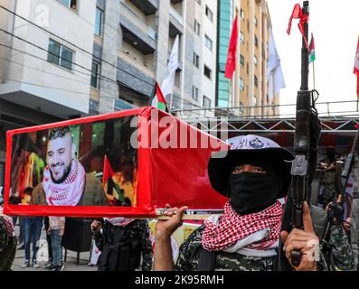 Gaza, Palästina. 25. Oktober 2022. Ein Kämpfer der Volksfront zur Befreiung Palästinas nimmt an einer symbolischen Beerdigung des Kämpfers Tamer Al-Kilani in Gaza-Stadt Teil, der am 23. Oktober 2022 bei einer Explosion in der Altstadt von Nablus im besetzten Westjordanland gemartert wurde. (Foto von Yousef Masoud/SOPA Images/Sipa USA) Quelle: SIPA USA/Alamy Live News Stockfoto