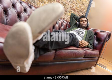 Die Medienagentur: Power Nap. Ein kreativer Profi, der eine Pause einnimmt und einen entspannten Umgang mit seiner Arbeit hat. Aus einer Reihe verwandter Bilder. Stockfoto