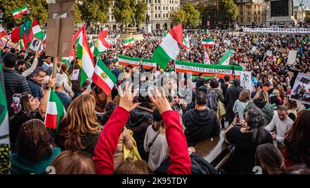 Der Trafalgar Square in London ist voll von Demonstranten, die gegen das iranische Regime demonstrieren. Stockfoto