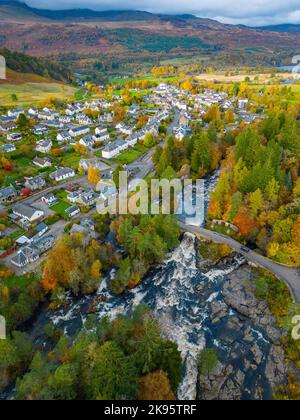 Luftaufnahme der Herbstfarben bei den Wasserfällen von Dochart am Fluss Tay in Killin, Perthshire, Schottland, Großbritannien Stockfoto