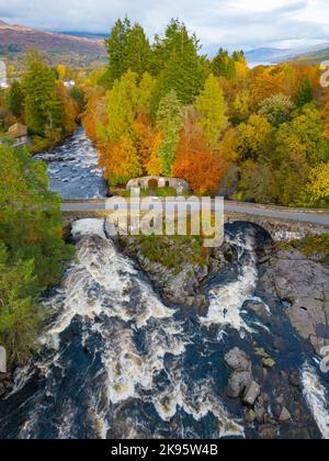 Luftaufnahme der Herbstfarben bei den Wasserfällen von Dochart am Fluss Tay in Killin, Perthshire, Schottland, Großbritannien Stockfoto