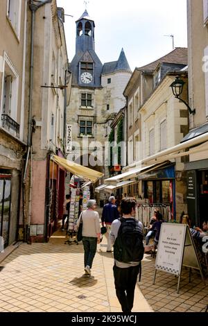 Eine vertikale Aufnahme einer gepflasterten Gasse mit Geschäften in Amboise, Frankreich, voller Menschen und prachtvoller Gebäude Stockfoto