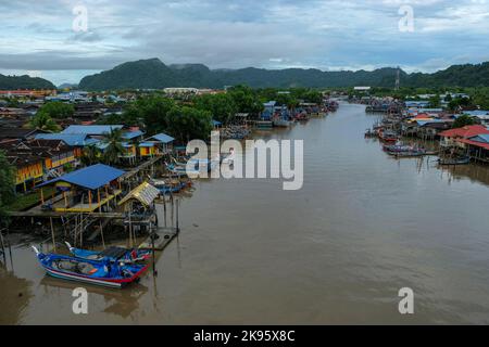 Kuala Perlis, Malaysia - 2022. Oktober: Ansichten von Kuala Perlis an der nordwestlichen Spitze der malaysischen Halbinsel am 15. Oktober 2022 in Malaysia. Stockfoto