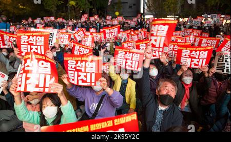 Protest gegen den Rücktritt von Präsident Yoon Suk-Yeol und Ermittlungen gegen die First Lady Kim Keon-Hee, 22. Oktober 2022 : Südkoreaner rufen Slogans auf, um gegen den Rücktritt von Präsident Yoon Suk-Yeol und die Untersuchung der First Lady Kim Keon-Hee im Zentrum von Seoul, Südkorea, zu protestieren. Die Teilnehmer forderten, eine Sonderstrafverfolgung zu organisieren, um die angeblichen Auswirkungen auf einen Börsenkurs-Manipulationsfall von First Lady Kim Keon-Hee zu untersuchen, und forderten Präsident Yoon zum Rücktritt auf. Auf den Schildern stand: „Yoon Suk-Yeol, der die Lebensgrundlagen der Öffentlichkeit ruiniert, politische Vergeltung verübt, Th ruiniert hat Stockfoto