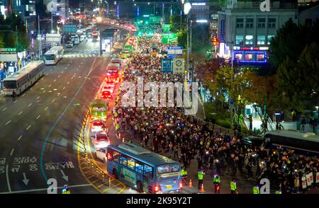 Protest gegen den Rücktritt von Präsident Yoon Suk-Yeol und Untersuchung der First Lady Kim Keon-Hee, 22. Oktober 2022: Südkoreaner marschieren in Richtung Präsidentenamt, während sie im Zentrum von Seoul, Südkorea, den Rücktritt von Präsident Yoon Suk-Yeol und die Untersuchung der First Lady Kim Keon-Hee forderten. Die Teilnehmer forderten, eine Sonderstrafverfolgung zu organisieren, um die angeblichen Auswirkungen auf einen Börsenkurs-Manipulationsfall von First Lady Kim Keon-Hee zu untersuchen, und forderten Präsident Yoon zum Rücktritt auf. Der Organisator der Kundgebung sagte, dass die Gesamtzahl der Rallyes bei etwa 300.000 lag, während Stockfoto