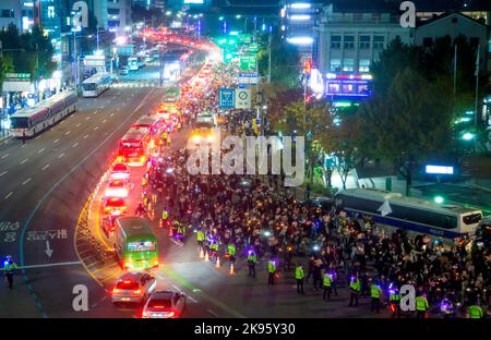 Protest gegen den Rücktritt von Präsident Yoon Suk-Yeol und Untersuchung der First Lady Kim Keon-Hee, 22. Oktober 2022: Südkoreaner marschieren in Richtung Präsidentenamt, während sie im Zentrum von Seoul, Südkorea, den Rücktritt von Präsident Yoon Suk-Yeol und die Untersuchung der First Lady Kim Keon-Hee forderten. Die Teilnehmer forderten, eine Sonderstrafverfolgung zu organisieren, um die angeblichen Auswirkungen auf einen Börsenkurs-Manipulationsfall von First Lady Kim Keon-Hee zu untersuchen, und forderten Präsident Yoon zum Rücktritt auf. Der Organisator der Kundgebung sagte, dass die Gesamtzahl der Rallyes bei etwa 300.000 lag, während Stockfoto