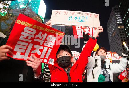 Protest gegen den Rücktritt von Präsident Yoon Suk-Yeol und Untersuchung der First Lady Kim Keon-Hee, 22. Oktober 2022 : Südkoreaner nehmen an einem Protest Teil, der den Rücktritt von Präsident Yoon Suk-Yeol und die Untersuchung der First Lady Kim Keon-Hee im Zentrum von Seoul, Südkorea, fordert. Die Teilnehmer forderten, eine Sonderstrafverfolgung zu organisieren, um die angeblichen Auswirkungen auf einen Börsenkurs-Manipulationsfall von First Lady Kim Keon-Hee zu untersuchen, und forderten Präsident Yoon zum Rücktritt auf. Auf den Schildern stand: „Yoon Suk-Yeol, der die Lebensgrundlagen der Öffentlichkeit ruiniert, politische Vergeltung verübt, den Frieden ruiniert hat Stockfoto