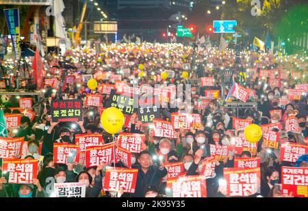 Protest gegen den Rücktritt von Präsident Yoon Suk-Yeol und Ermittlungen gegen die First Lady Kim Keon-Hee, 22. Oktober 2022 : Südkoreaner rufen Slogans auf, um gegen den Rücktritt von Präsident Yoon Suk-Yeol und die Untersuchung der First Lady Kim Keon-Hee im Zentrum von Seoul, Südkorea, zu protestieren. Die Teilnehmer forderten, eine Sonderstrafverfolgung zu organisieren, um die angeblichen Auswirkungen auf einen Börsenkurs-Manipulationsfall von First Lady Kim Keon-Hee zu untersuchen, und forderten Präsident Yoon zum Rücktritt auf. Auf den Schildern stand: „Yoon Suk-Yeol, der die Lebensgrundlagen der Öffentlichkeit ruiniert, politische Vergeltung verübt, Th ruiniert hat Stockfoto