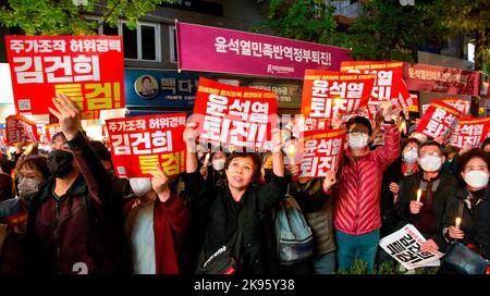 Protest gegen den Rücktritt von Präsident Yoon Suk-Yeol und Ermittlungen gegen die First Lady Kim Keon-Hee, 22. Oktober 2022 : Südkoreaner rufen Slogans auf, um gegen den Rücktritt von Präsident Yoon Suk-Yeol und die Untersuchung der First Lady Kim Keon-Hee im Zentrum von Seoul, Südkorea, zu protestieren. Die Teilnehmer forderten, eine Sonderstrafverfolgung zu organisieren, um die angeblichen Auswirkungen auf einen Börsenkurs-Manipulationsfall von First Lady Kim Keon-Hee zu untersuchen, und forderten Präsident Yoon zum Rücktritt auf. Auf den Schildern stand: „Yoon Suk-Yeol, der die Lebensgrundlagen der Öffentlichkeit ruiniert, politische Vergeltung verübt, Th ruiniert hat Stockfoto