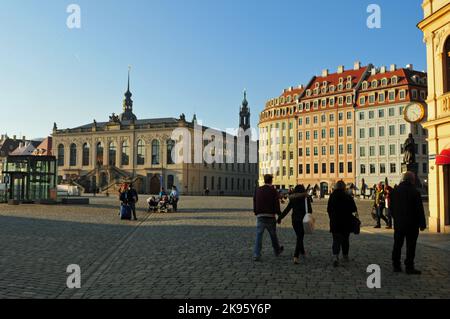 Dresdens Bijou, das architektonische Barock-Häuserzeilen-Ensemble bei der Frauenkirche am Neumarkt-Platz in Dresdens Innenstadt | restaurierte Woman Churc Stockfoto